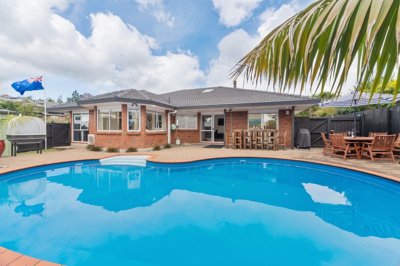 10 Taupiko Place, Green Bay, Auckland - Carousel 2