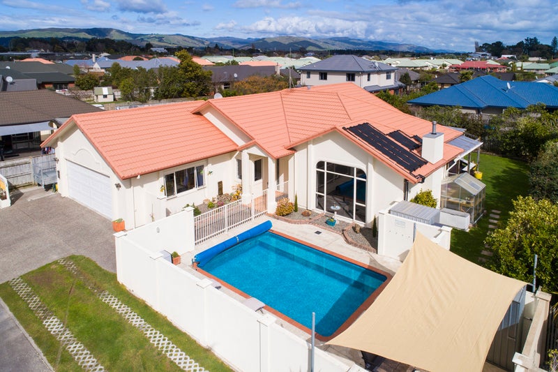 15 Sycamore Crescent, Fitzherbert, Palmerston North - Carousel 1