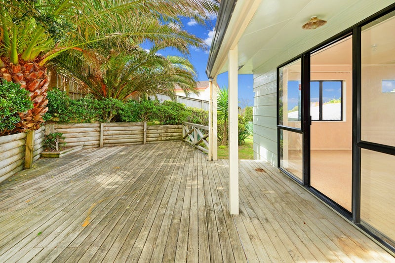 1/82 Totaravale Drive, Totara Vale, Auckland - Carousel 2
