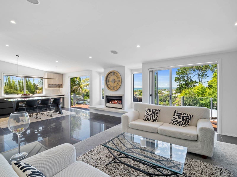 282 Glamorgan Drive, Northcross, Auckland - Carousel 2