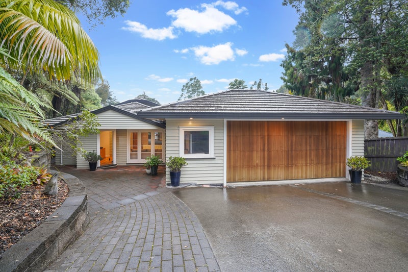 18 Hollywood Avenue, Titirangi, Auckland - Carousel 1