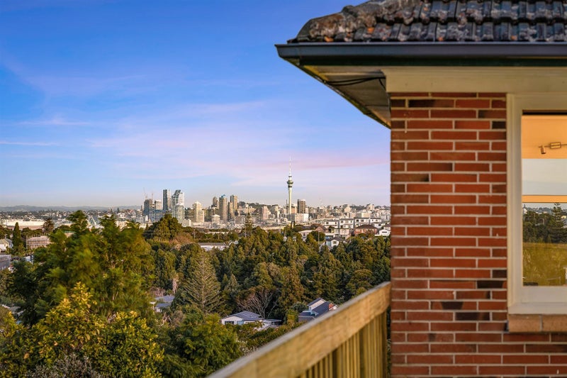 13 Speedy Crescent, Hillcrest, Auckland - Carousel 1
