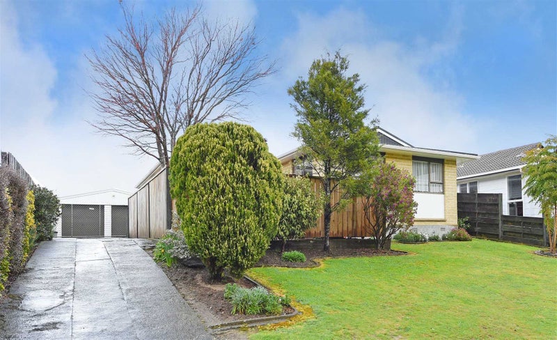 4 Fremont Grove, Totara Park, Upper Hutt - Carousel 1