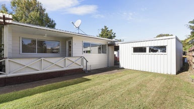 3/11A Bayside Avenue, Te Atatu Peninsula, Auckland - Carousel 1