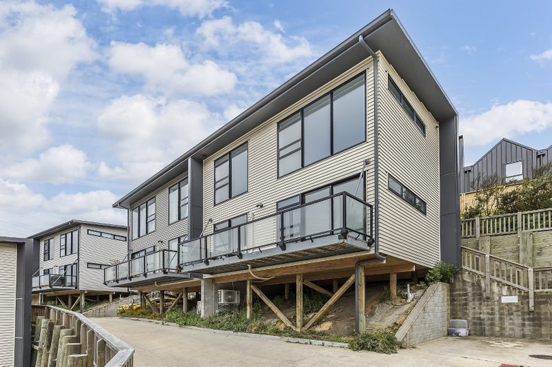 15 Ara Patukawenga, Tawa, Wellington - Carousel 1