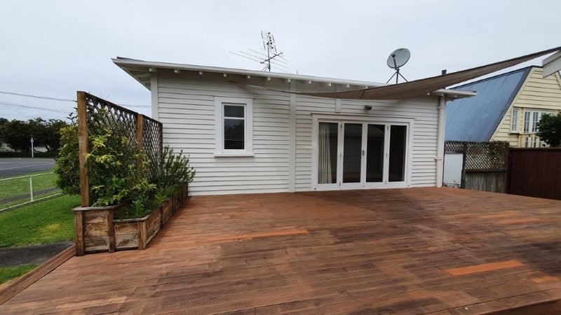 33 Kingsway Avenue, Sandringham, Auckland - Carousel 1