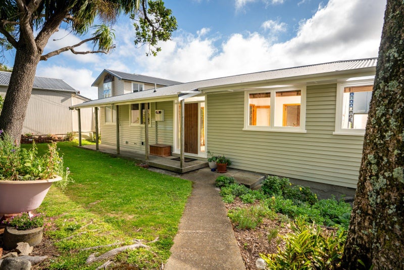 8 Torwood Road, Khandallah, Wellington - Carousel 1