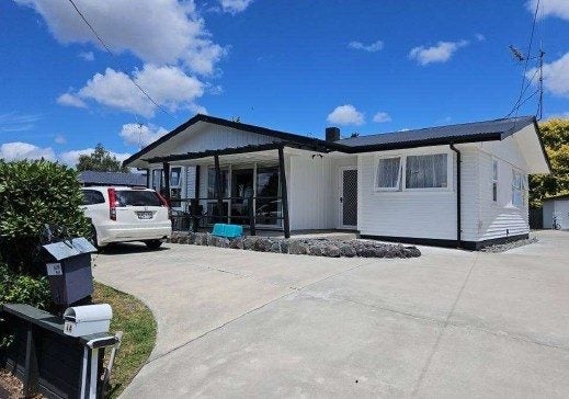 4 Jeanette Street, Glenview, Hamilton - Carousel 1