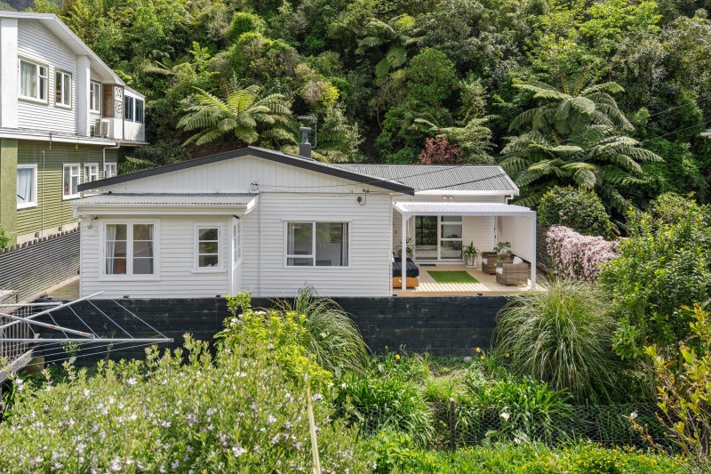 42 Lincoln Avenue, Tawa, Wellington - Carousel 1