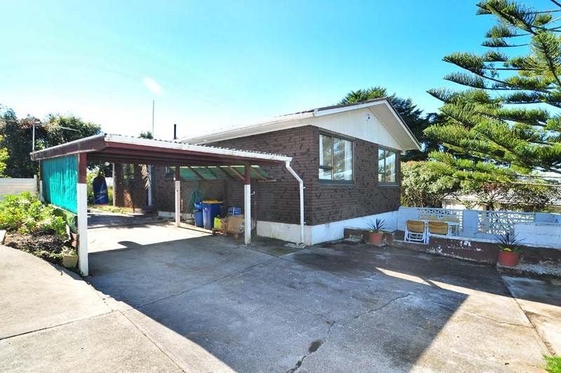 65 Totaravale Drive, Totara Vale, Auckland - Carousel 1