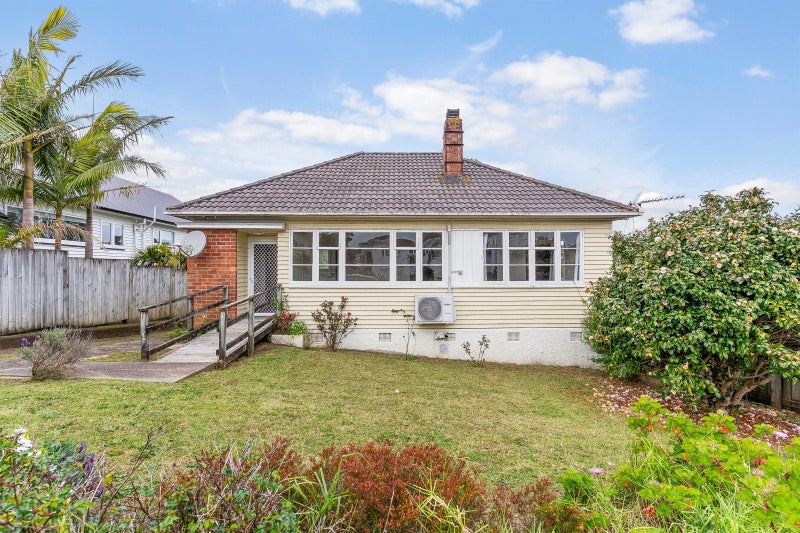 32 Montrose Street, Point Chevalier, Auckland - Carousel 1