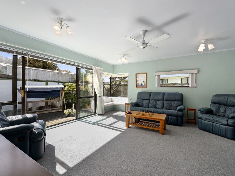 6 Turon Crescent, Totara Park, Upper Hutt - Carousel 2