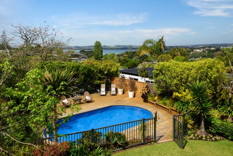 20 Montgomery Crescent, Cockle Bay, Auckland - Carousel 1