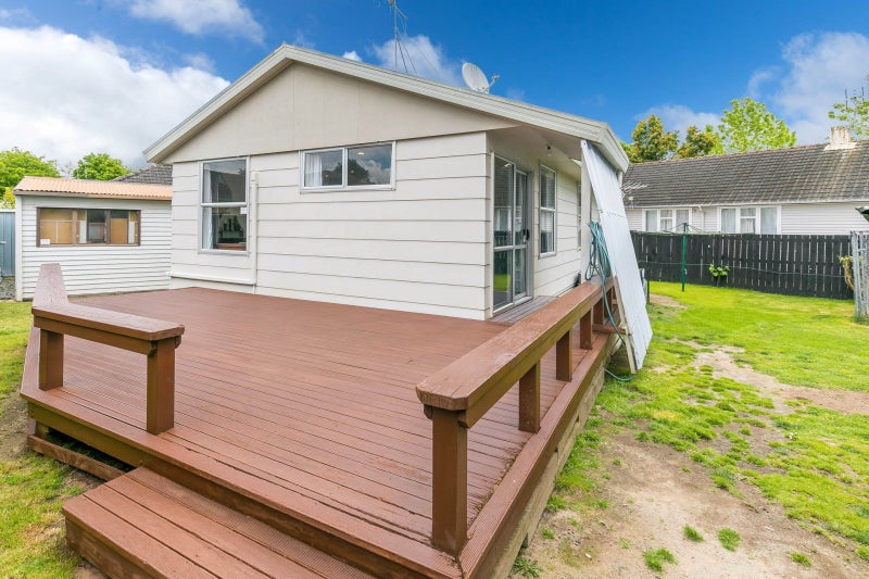 8A Kenney Crescent, Fairfield, Hamilton - Carousel 1