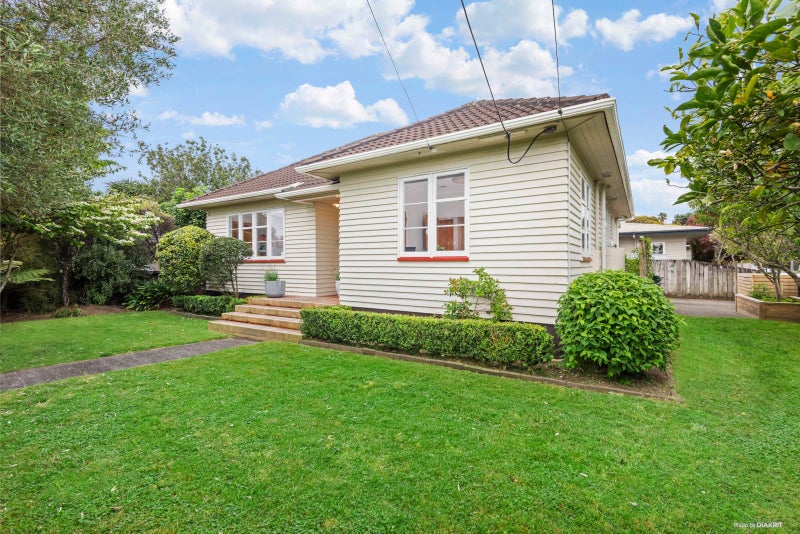 31 Yeovil Road, Te Atatu Peninsula, Auckland - Carousel 2