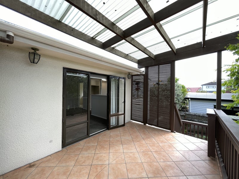 2/22 Ngataringa Road, Devonport, Auckland - Carousel 19