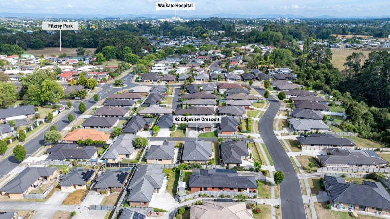 42 Edgeview Crescent, Fitzroy, Hamilton - Carousel 3