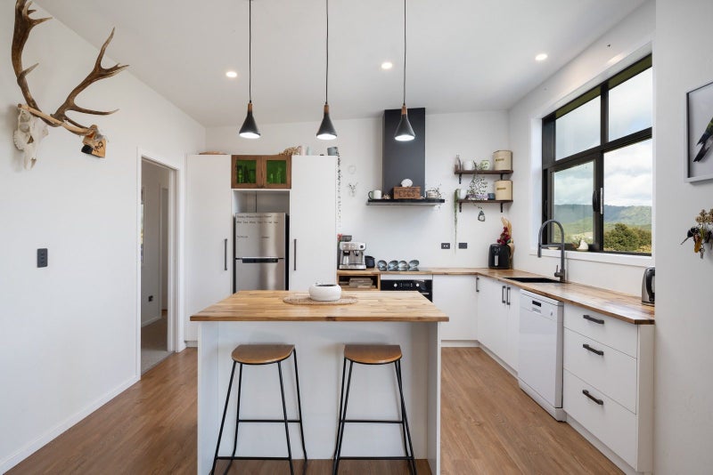 30 Waimarama Street, Waikawa, Picton - Carousel 2