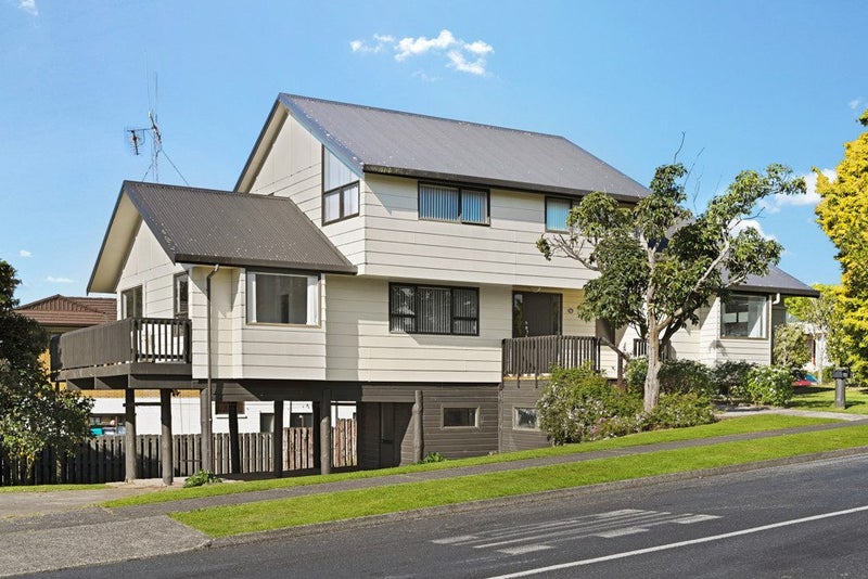 83 Gilbass Avenue, Hamilton Lake, Hamilton - Carousel 1