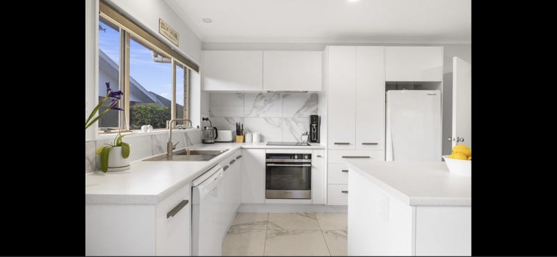 102 Pembroke Road West, Pembroke, Stratford - Carousel 2