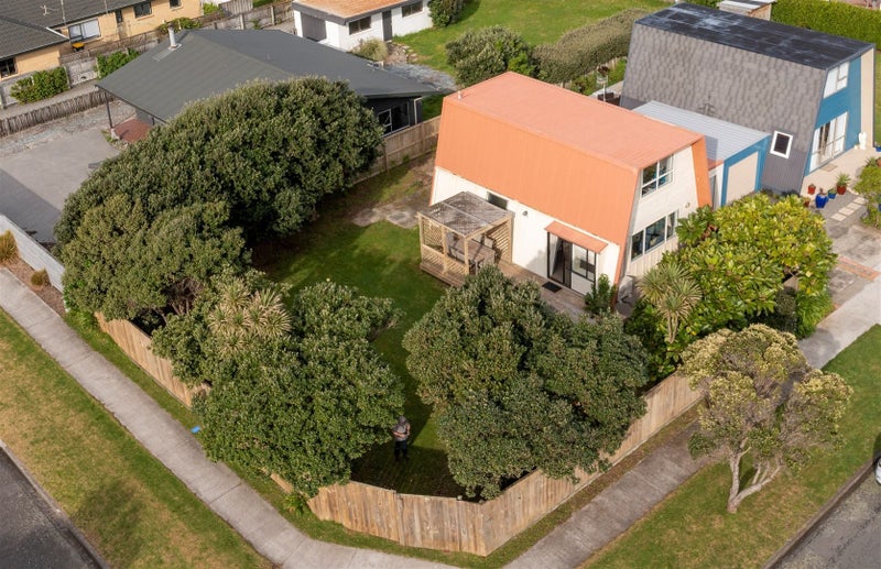122 Field Way, Waikanae Beach, Waikanae - Carousel 1