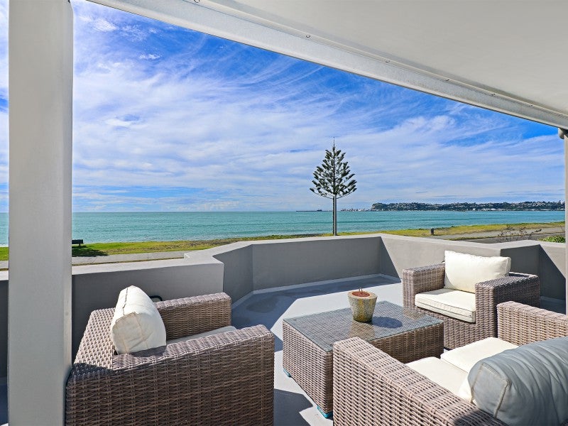 66 The Esplanade, Westshore, Napier - Carousel 1