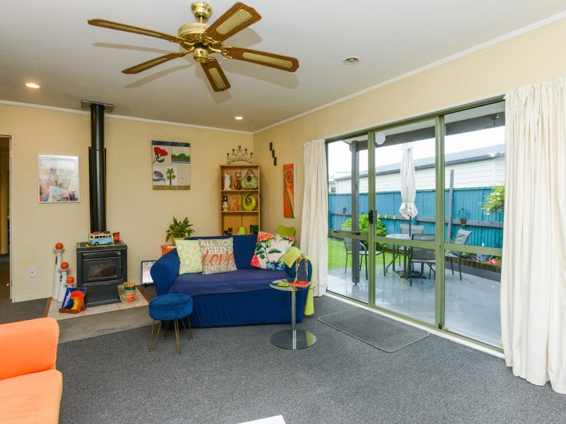 235A Warwick Road, Mayfair, Hastings - Carousel 1