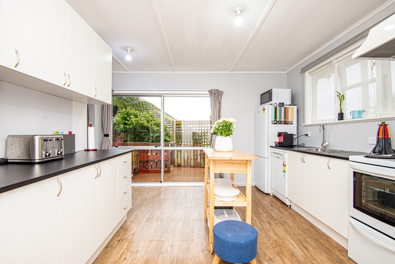 20 Bedford Street, Cannons Creek, Porirua - Carousel 1