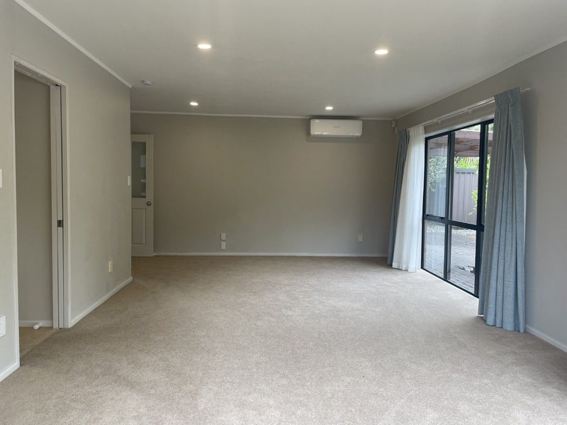 16 Yarlside Place, Northpark, Auckland - Carousel 2
