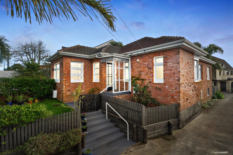 6 Renfrew Avenue, Sandringham, Auckland - Carousel 1