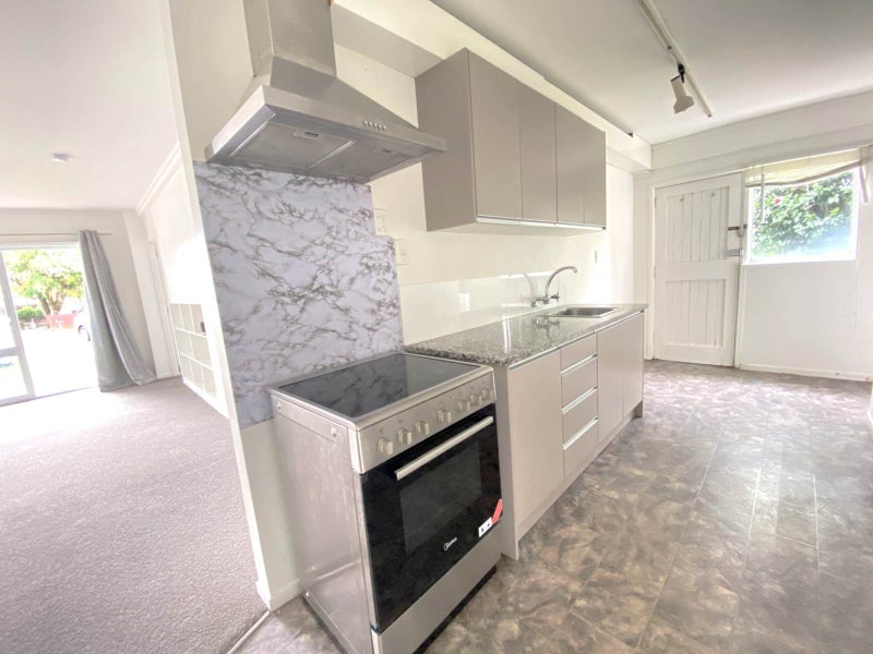 8 Anarahi Place, Mangere Bridge, Auckland - Carousel 2