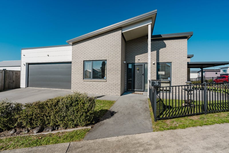 36 Ridgedale Crescent, Flagstaff, Hamilton - Carousel 1