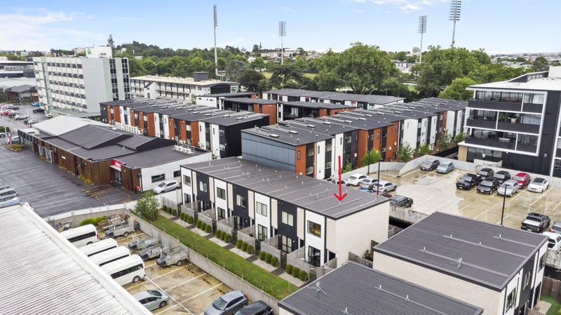 6/1 Vialou Street, Hamilton Central, Hamilton - Carousel 13