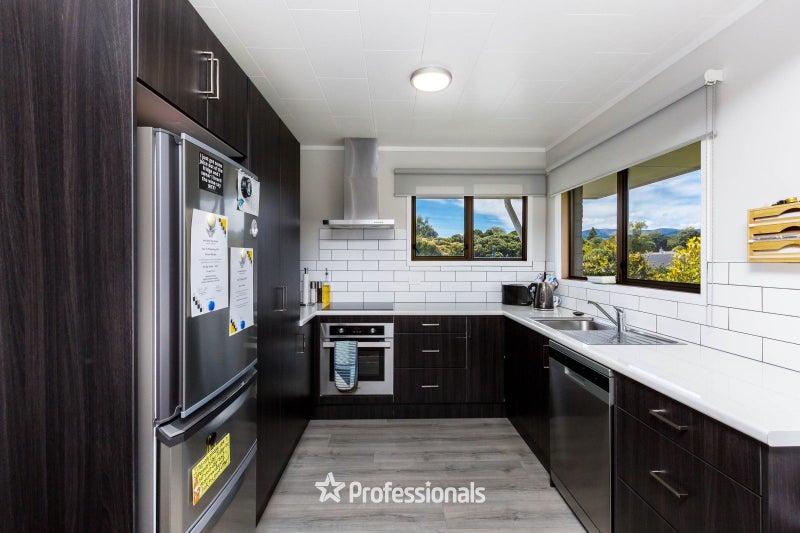 1/4 Parera Grove, Heretaunga, Upper Hutt - Carousel 2