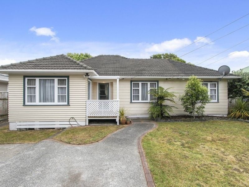 4 Coast Road, Wainuiomata, Lower Hutt - Carousel 1