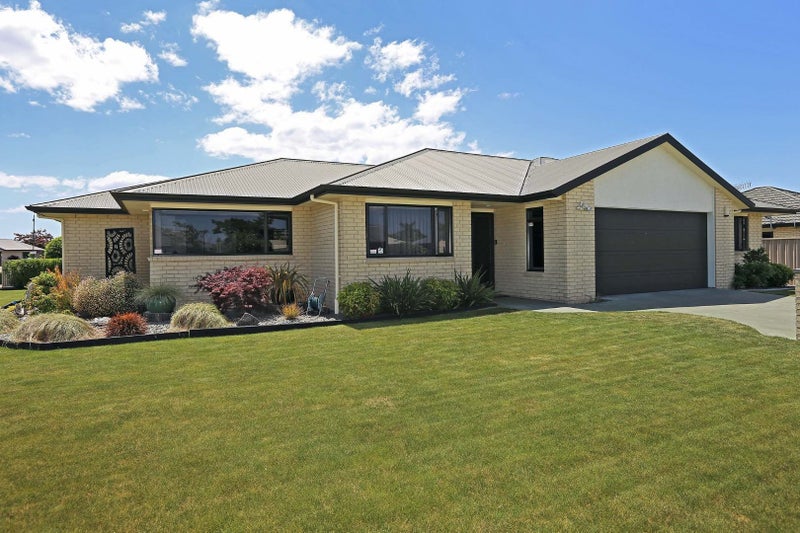 205 Frimley Oaks, Frimley, Hastings - Carousel 1