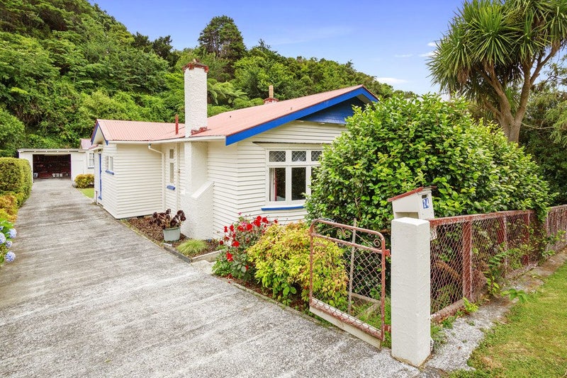24 Lincoln Avenue, Tawa, Wellington - Carousel 20