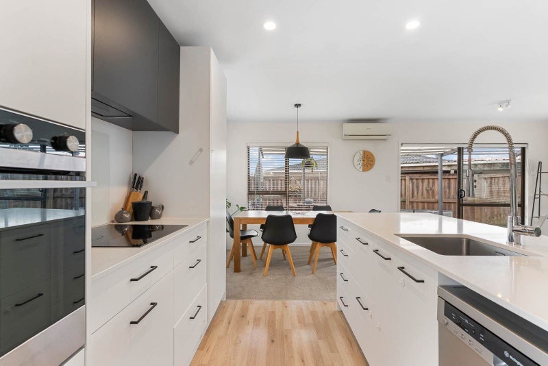 1/11 Longreach Drive, Sunnyvale, Auckland - Carousel 2