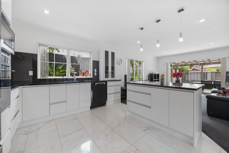 8B Lupetti Rise, West Harbour, Auckland - Carousel 2