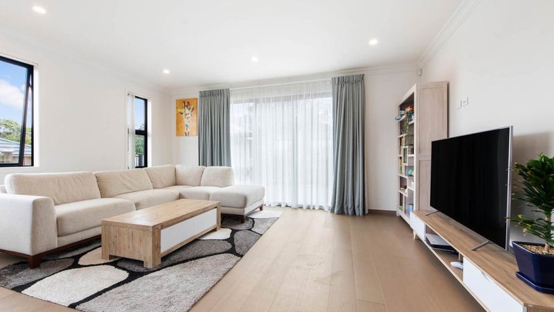 8 Kaimai Avenue, Massey, Auckland - Carousel 1