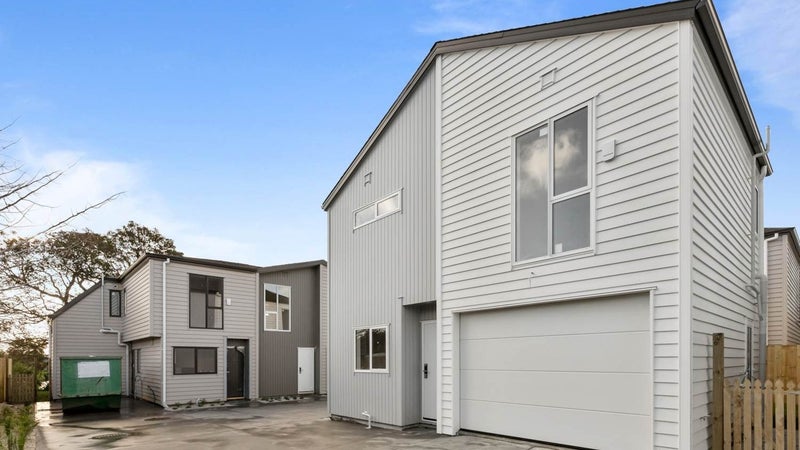 4 Seaside Place, Pakuranga, Auckland - Carousel 1