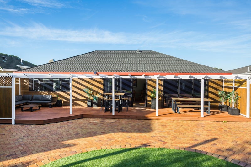 9 Waiwera Crescent, Maupuia, Wellington - Carousel 1