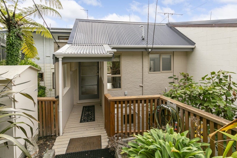 2/8 Narbada Crescent, Khandallah, Wellington - Carousel 2