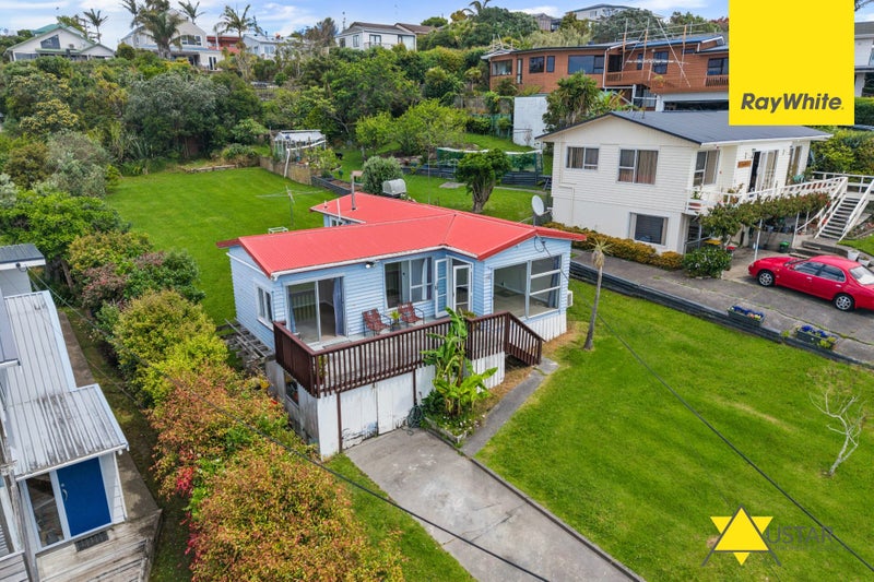 25 Surf Road, Stanmore Bay, Whangaparaoa - Carousel 1
