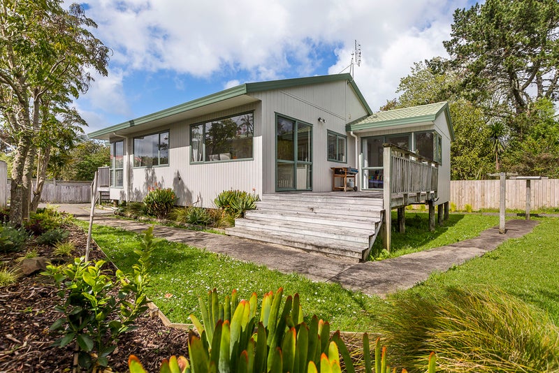 15A Firle Place, Green Bay, Auckland - Carousel 1