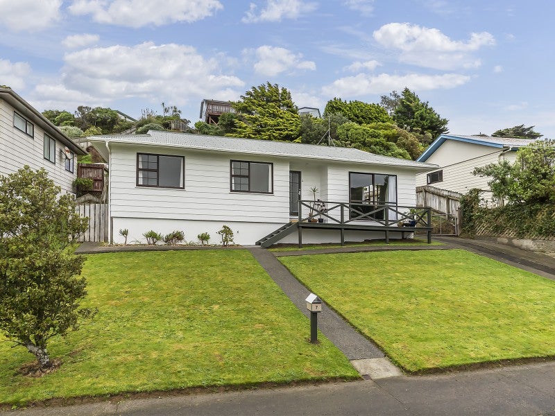 7 Fernhaven Grove, Newlands, Wellington - Carousel 1