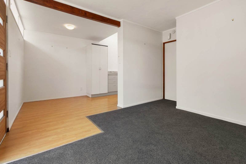 2/18 Commodore Drive, Lynfield, Auckland - Carousel 2