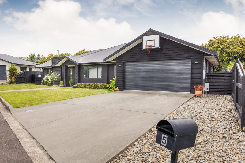 5 D'Urville Place, Kelvin Grove, Palmerston North - Carousel 1