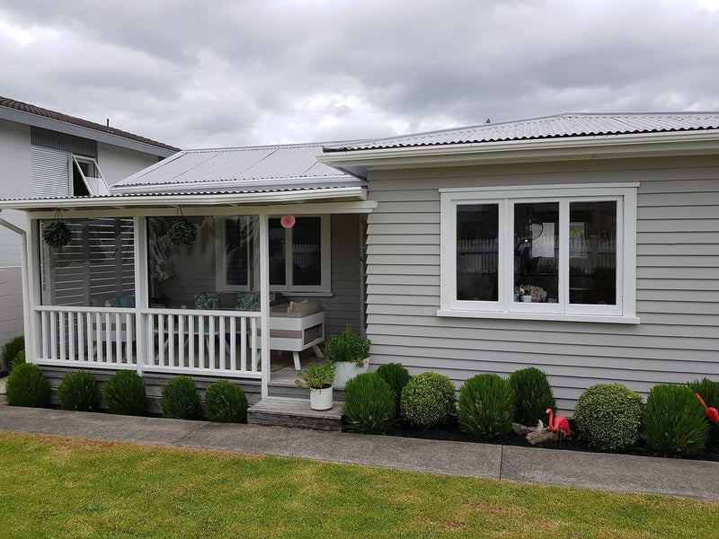 12 Dallinghoe Crescent, Milford, Auckland - Carousel 1