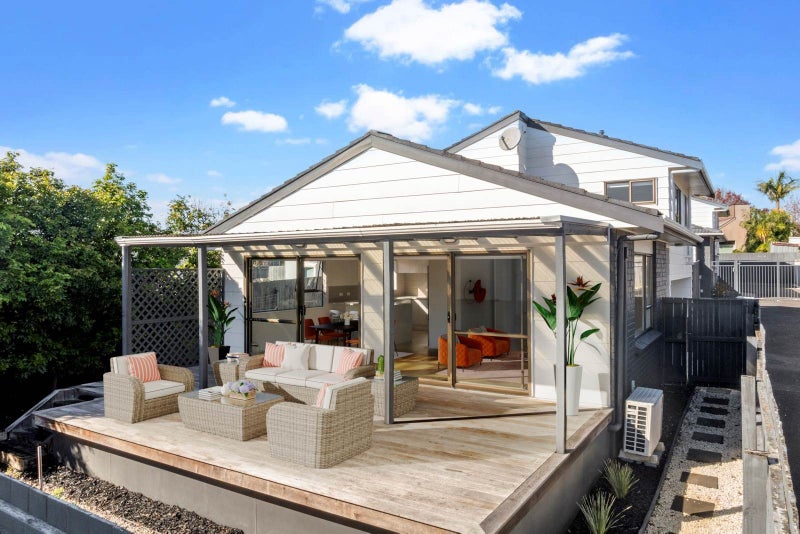 2/17 Oliver Street, Point Chevalier, Auckland - Carousel 1